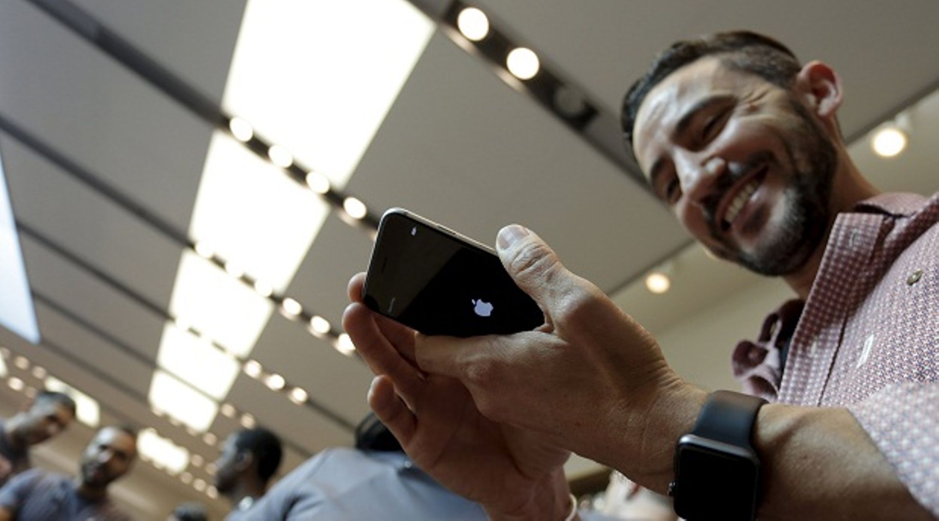 Apple reports record sales of iPhone 6, 6s Plus in first weekend