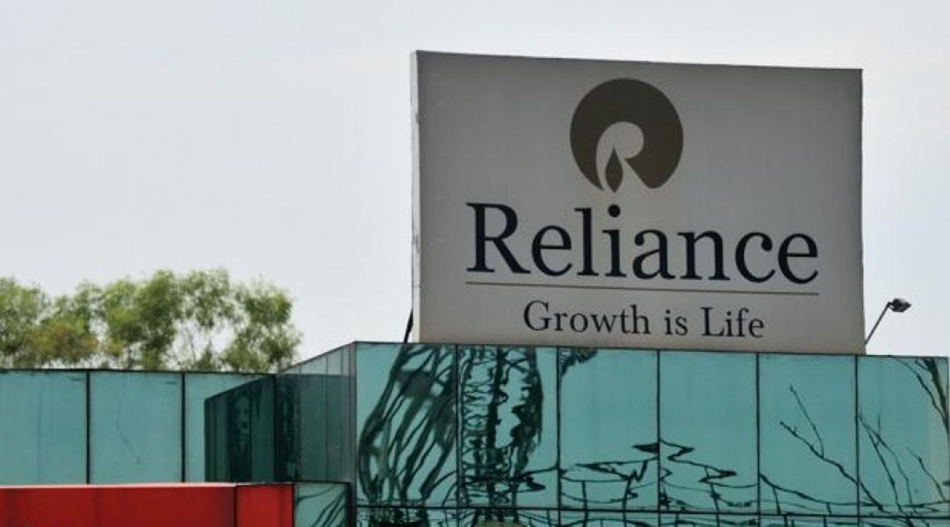 Indian industrialist Mukesh Ambani led R-Jio starts testing mobile wallet service
