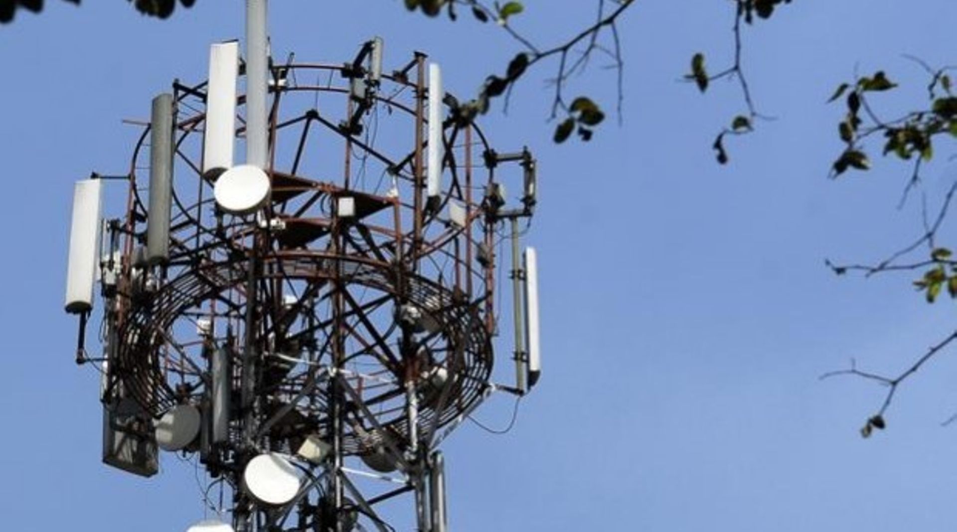 The R-Com-Reliance Jio deal: More questions than answers