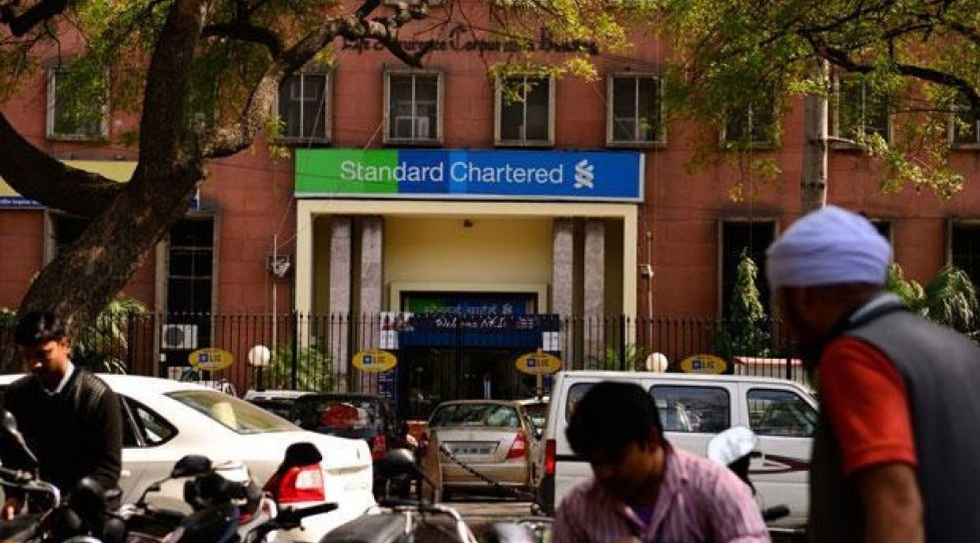 Three senior Asia-focused bankers at StanChart said to resign