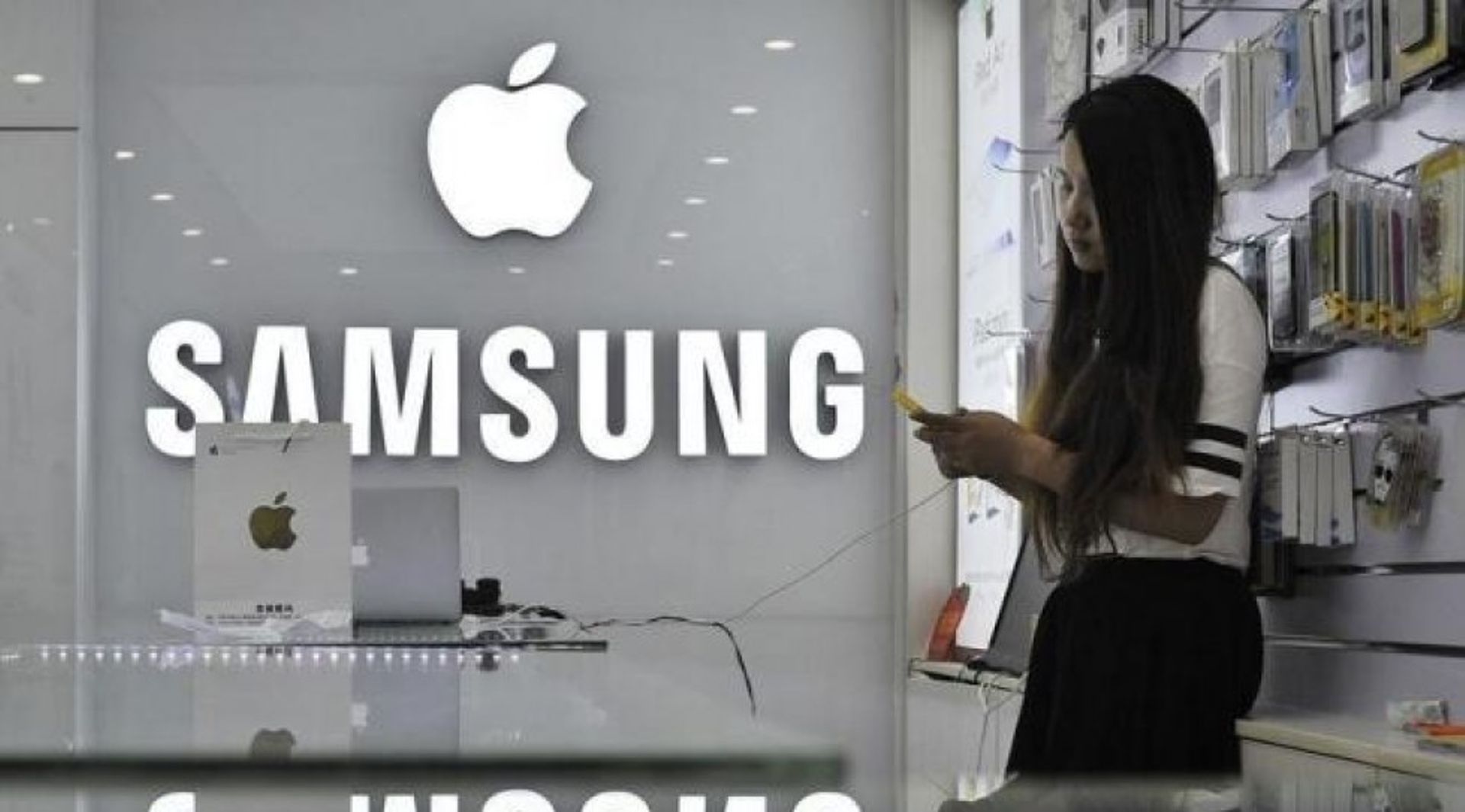Samsung teams up with Axis Bank to lure India customers with new credit card