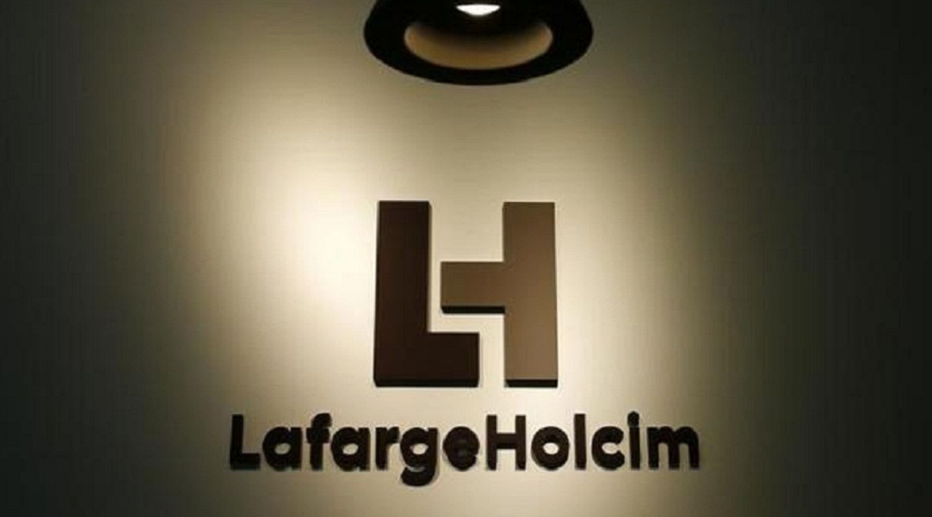 CRH, LafargeHolcim contest final price of 2015 deal