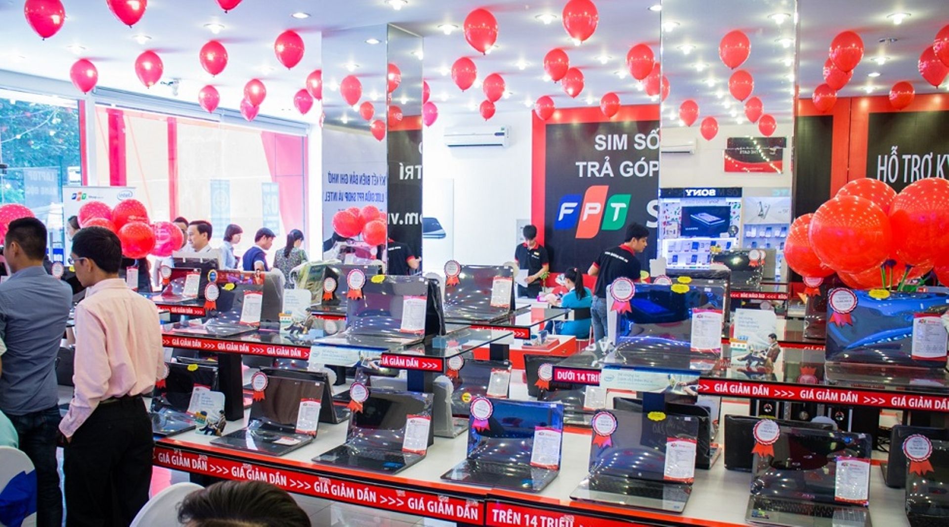 Foreign investors head to Vietnam, lured by young population willing to spend