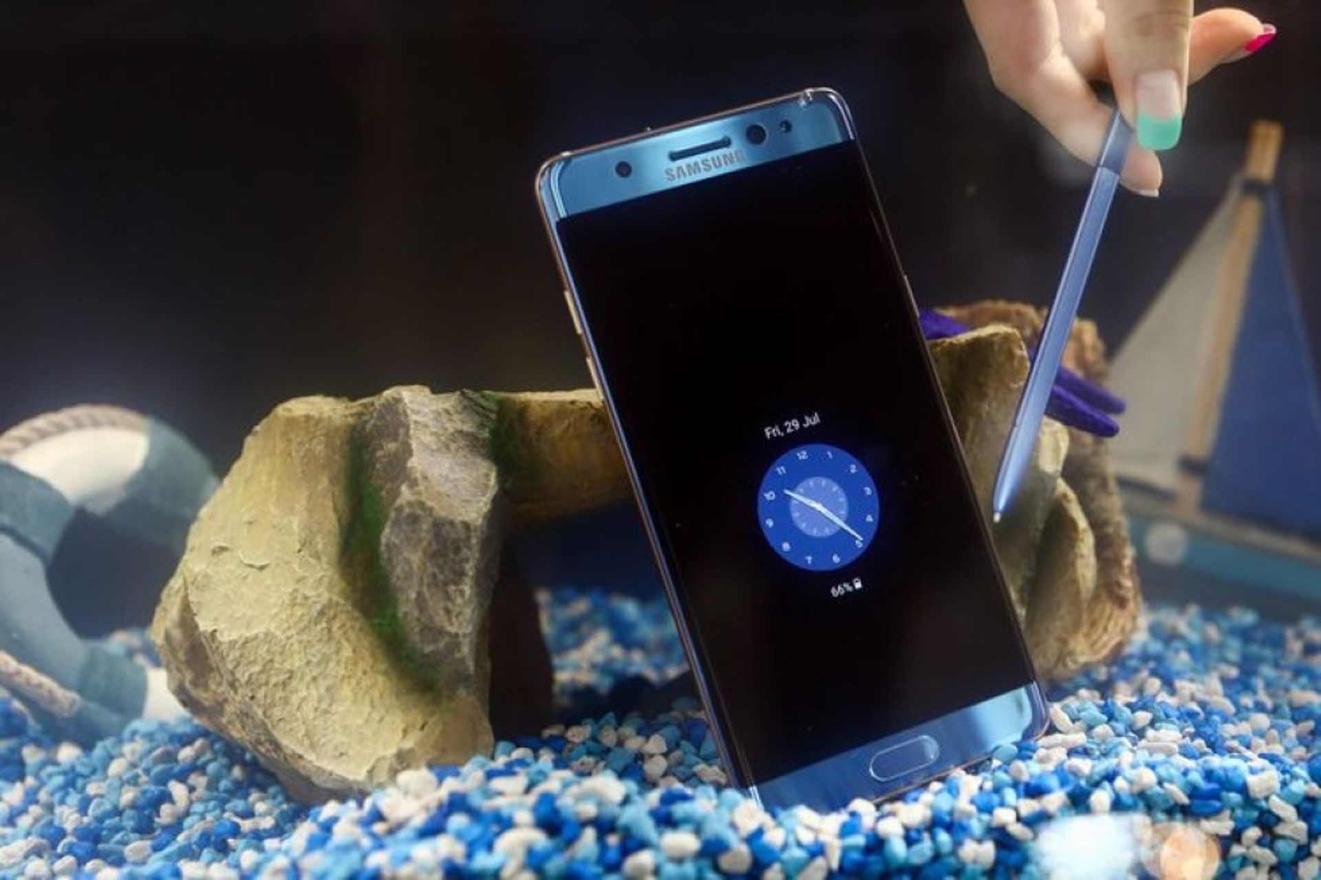 Samsung unveils Iris-Reading Note 7 to keep Apple at bay