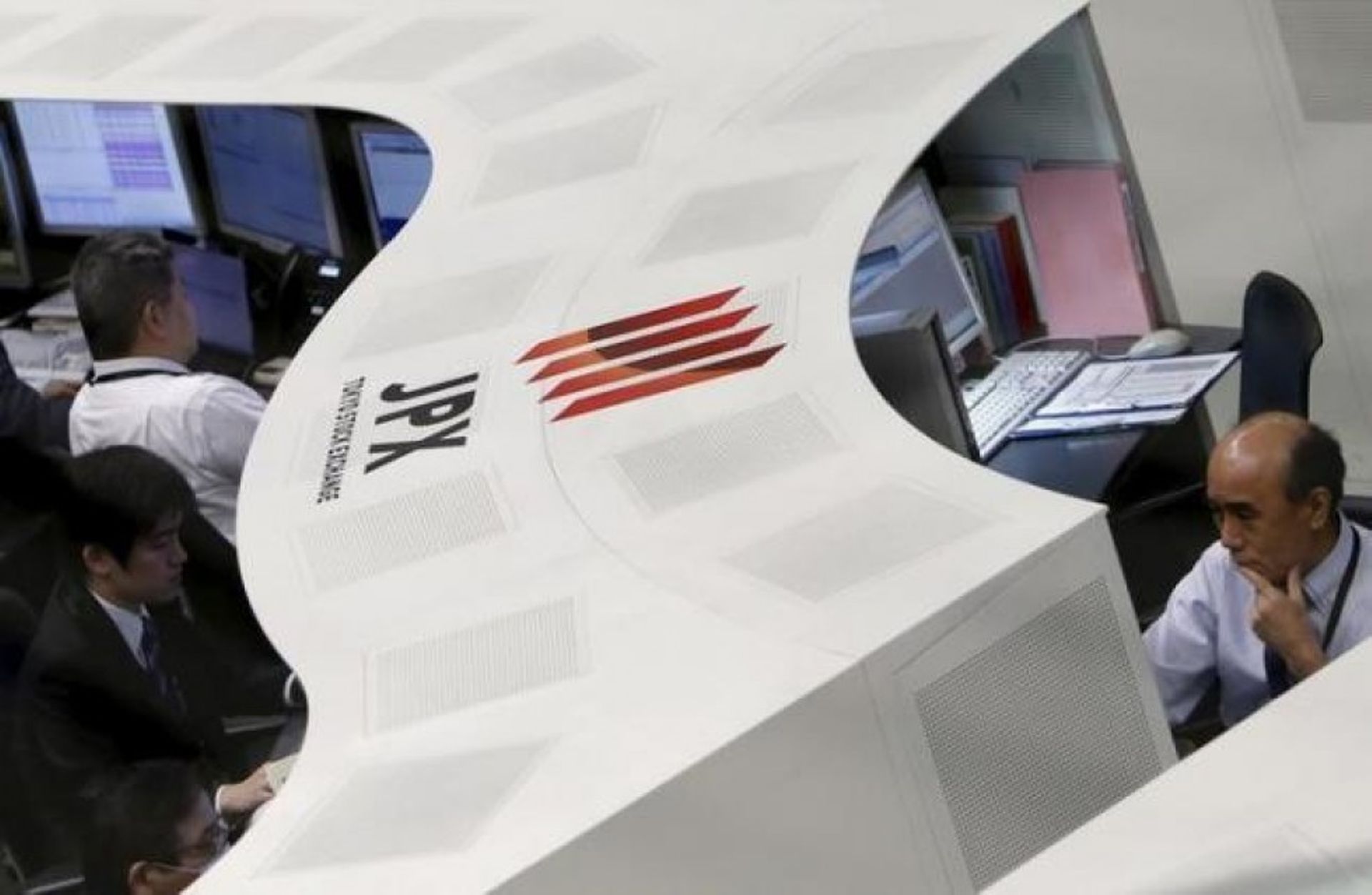 Investors take a flight from China to Japan as Nikkei scales new peaks