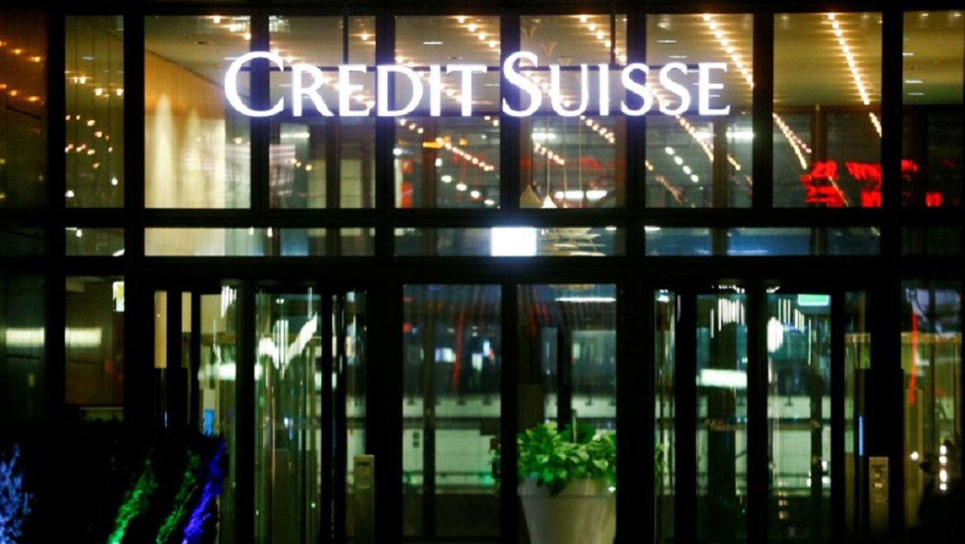 Credit Suisse faces crucial weekend as regulators urge merger with UBS