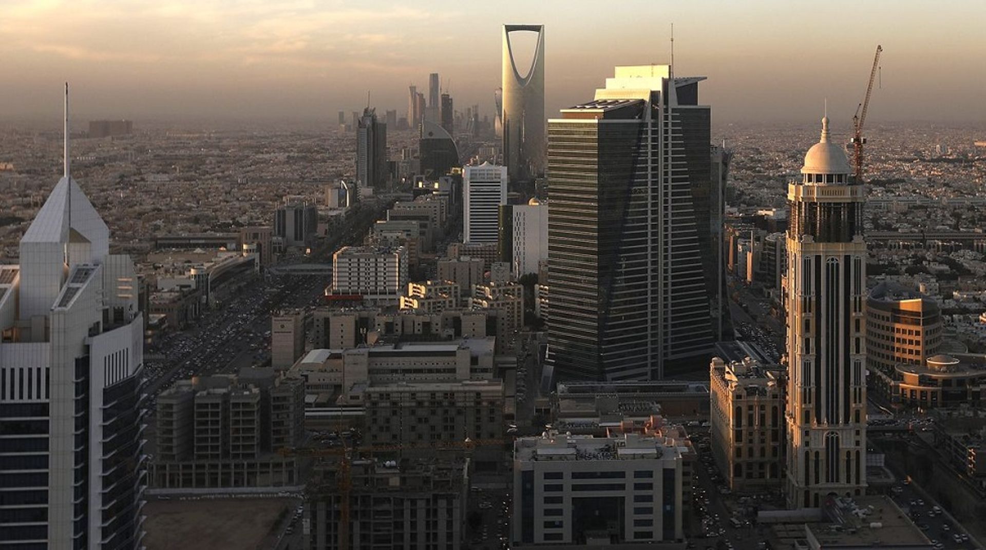 Saudi wealth fund PIF raises $1b from stake sale in telecom firm STC