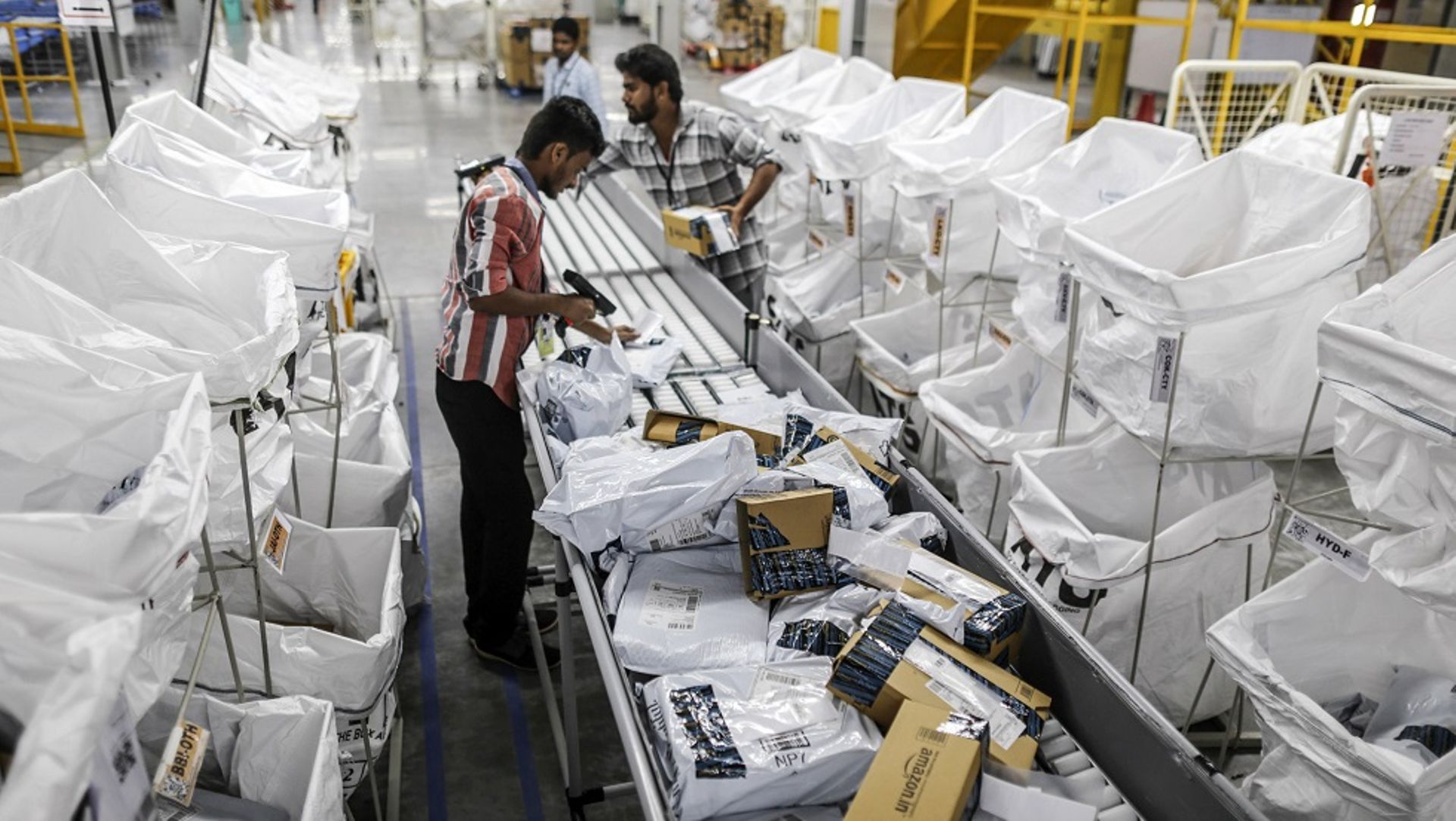 Amazon invests another $386m in India business