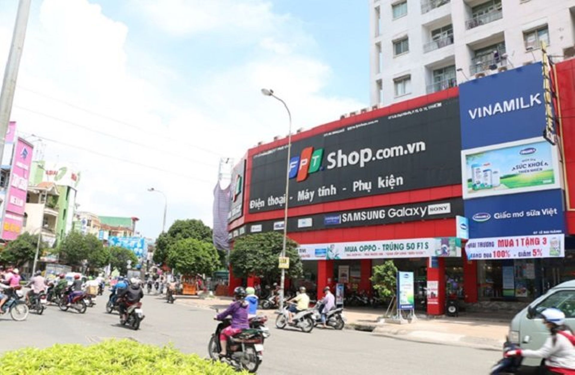 Vietnam Dealbook: FPT Retail lists shares on HoSE; Vietjet mulls overseas listing