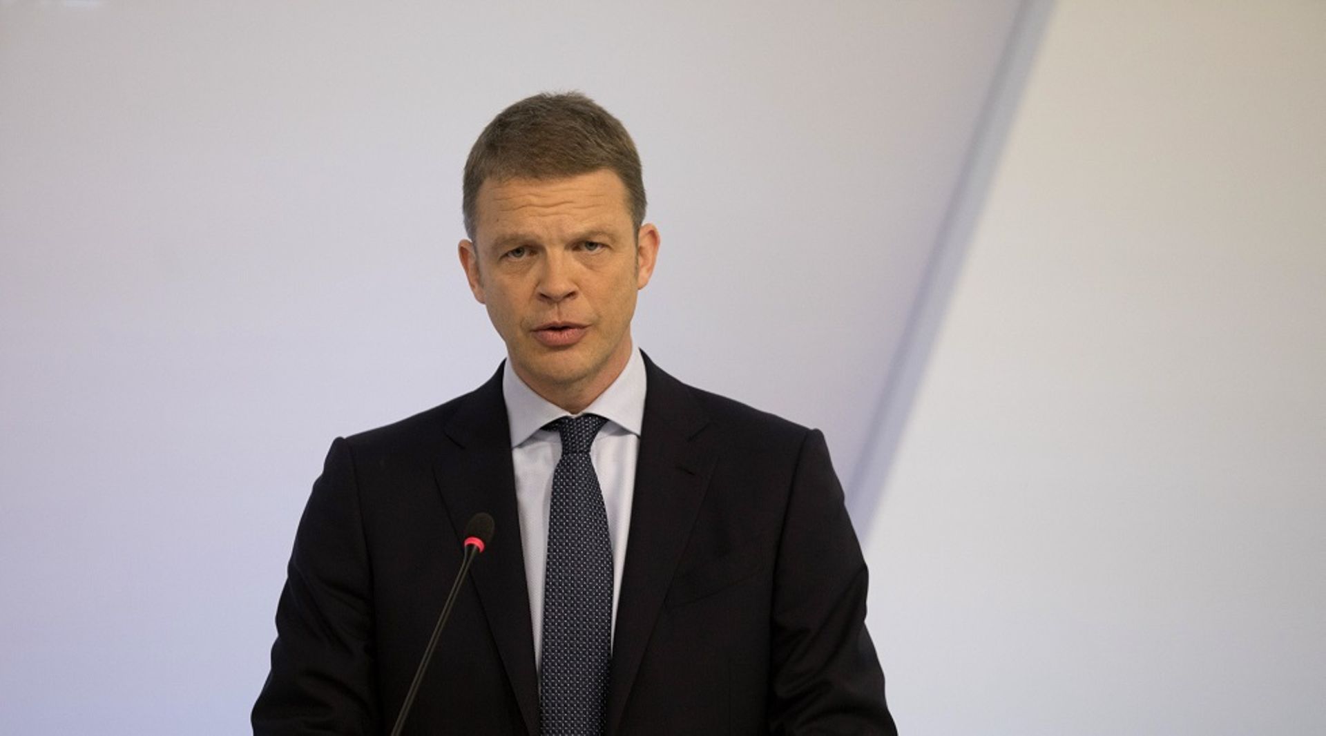 No plans to exit Asia markets, Deutsche Bank CEO tells staff