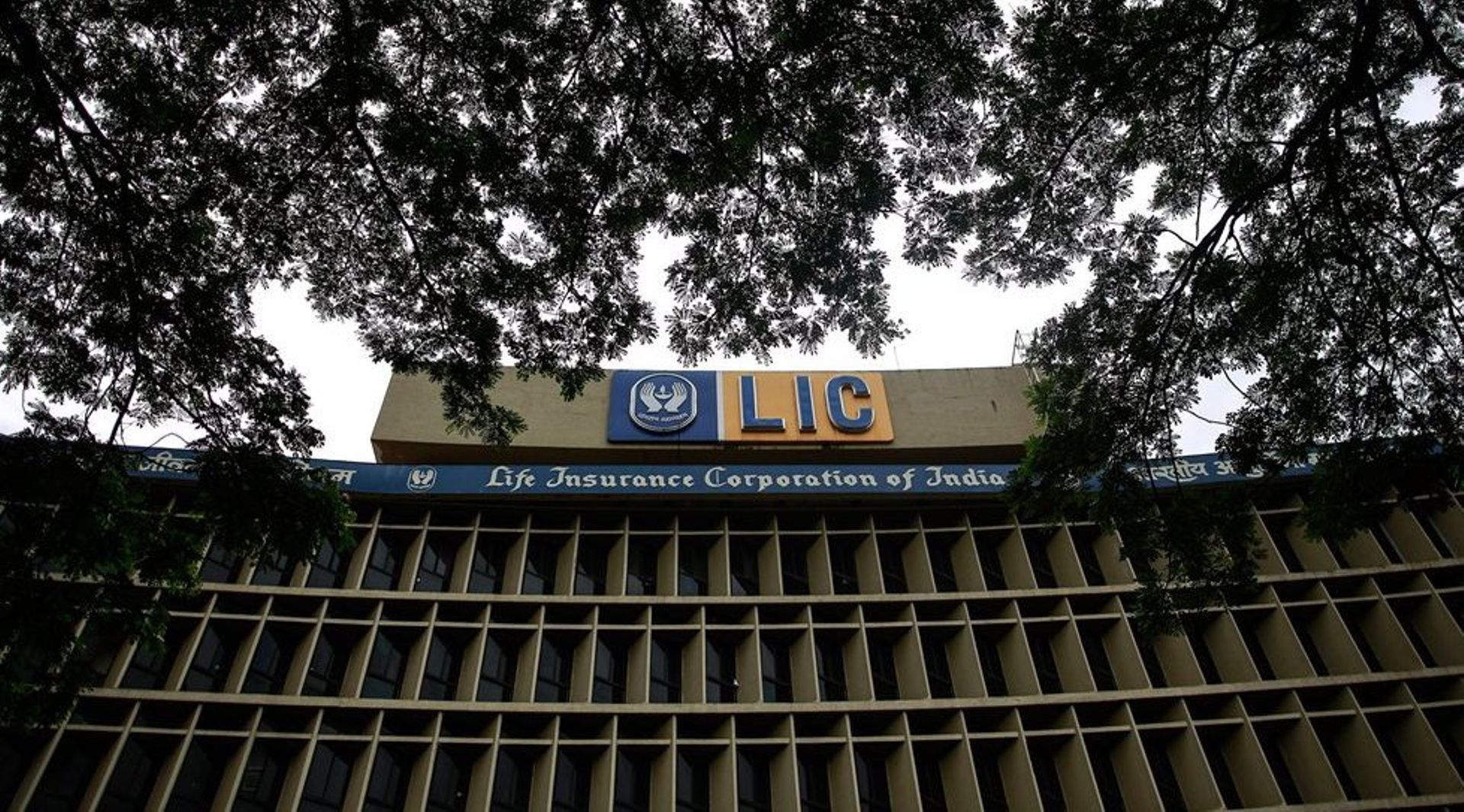India government plans to rope in anchor investors to invest up to $3.4b in LIC's IPO