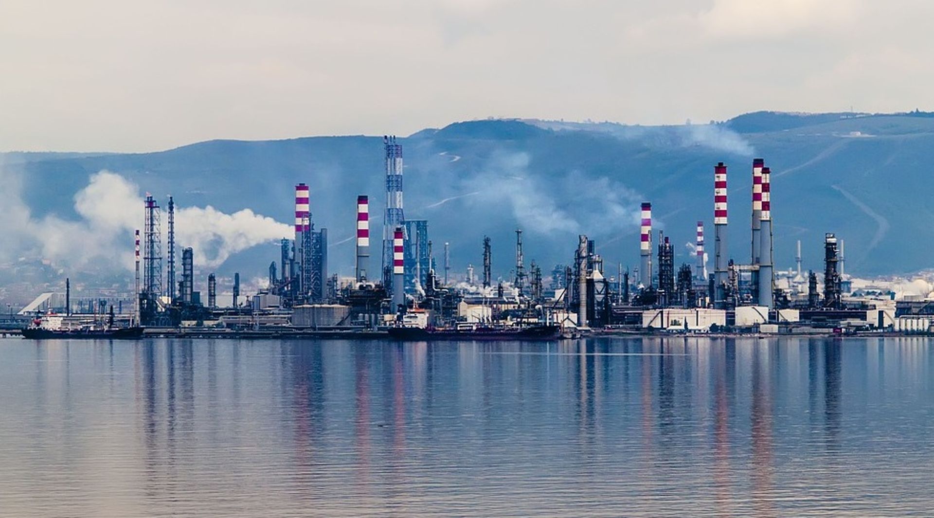 Gulf sovereign funds diversifying into renewables but fossil fuels still the mainstay