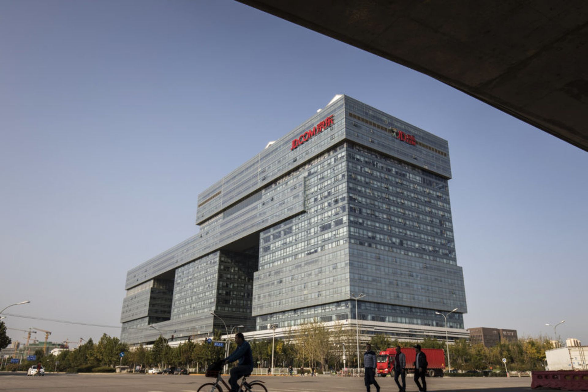 China's JD.com said to target job cuts to stem losses