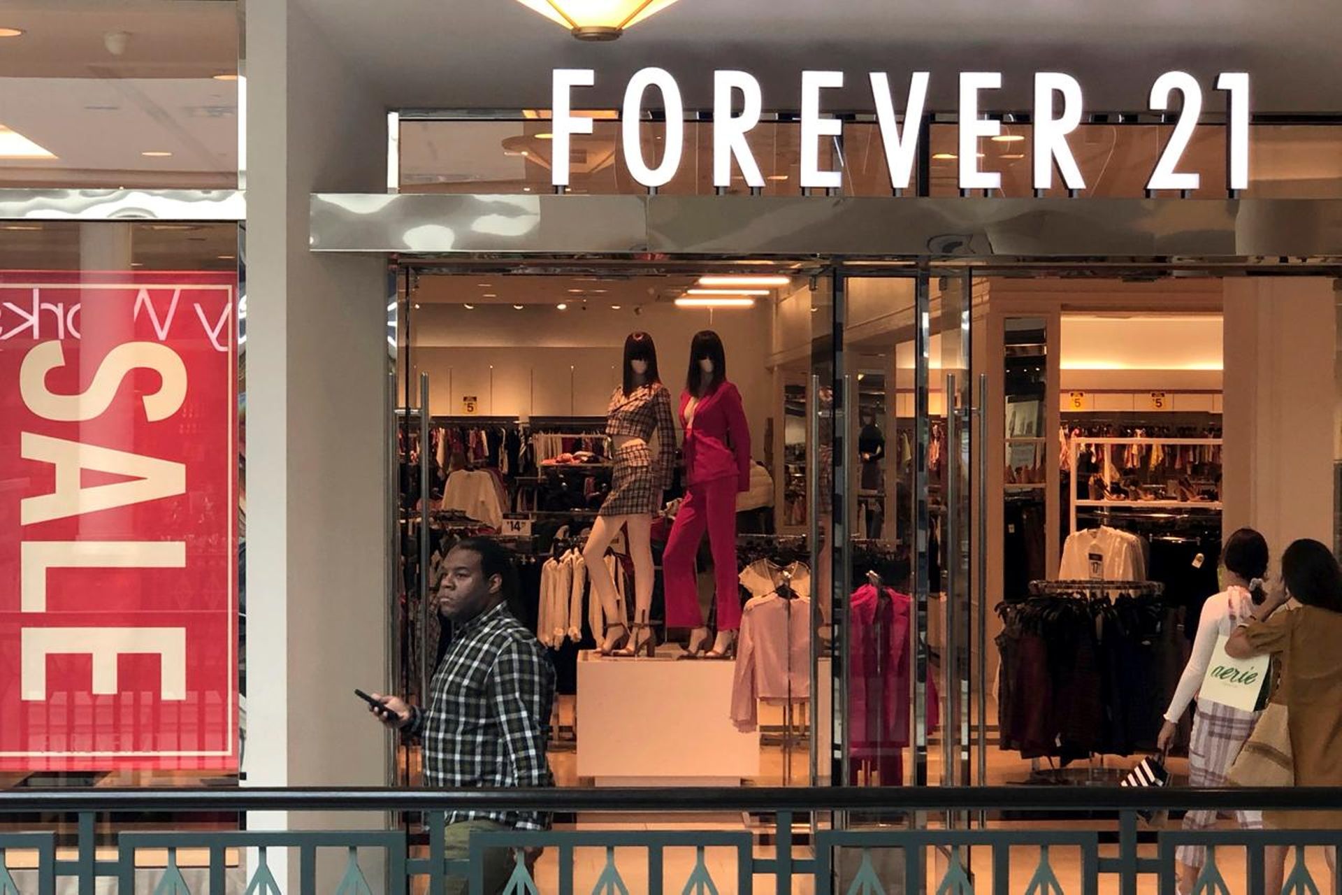 Brookfield, others buy out bankrupt fashion retailer Forever 21