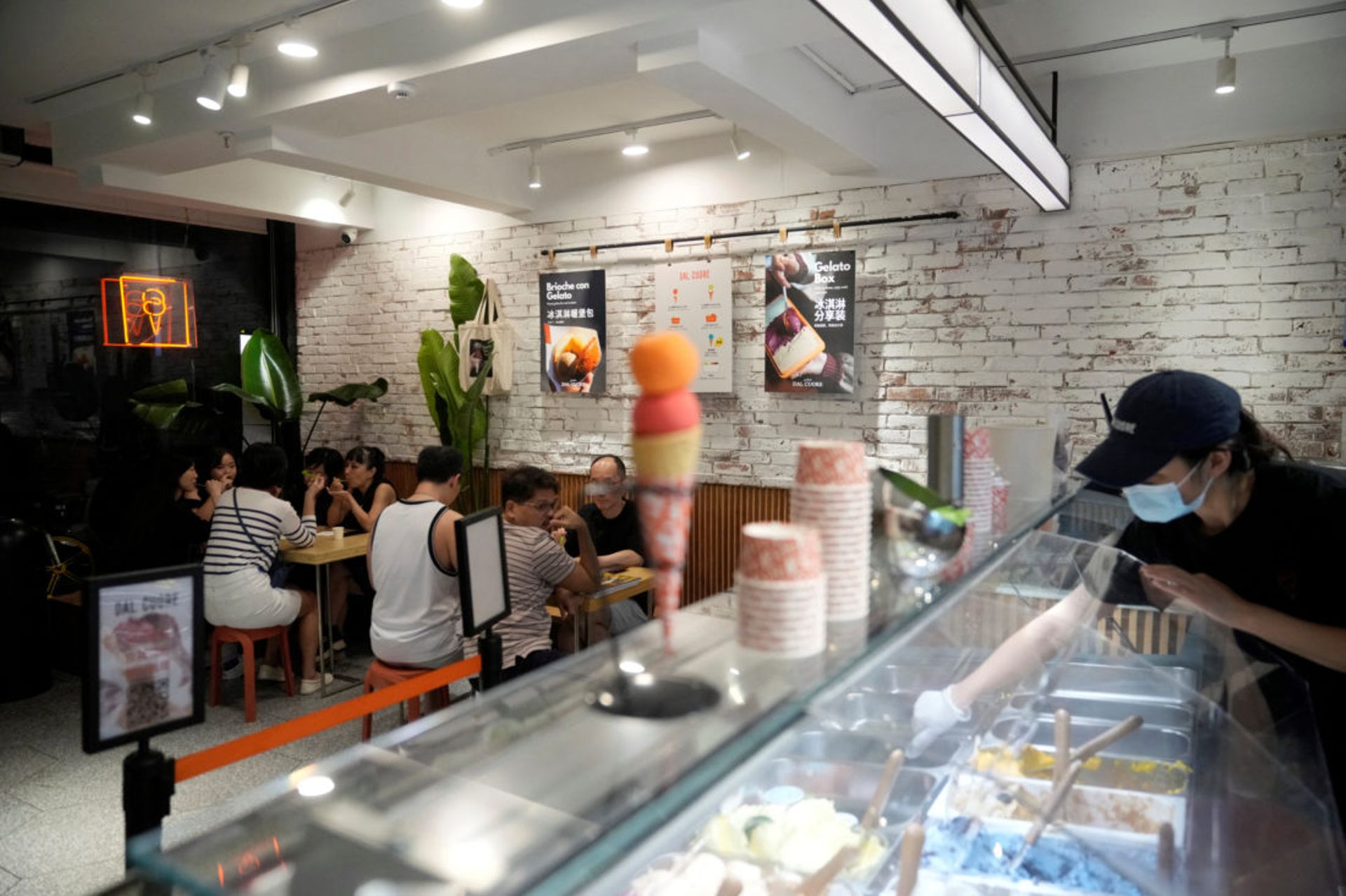 Amid economic downturn, Chinese discover the little luxuries of life