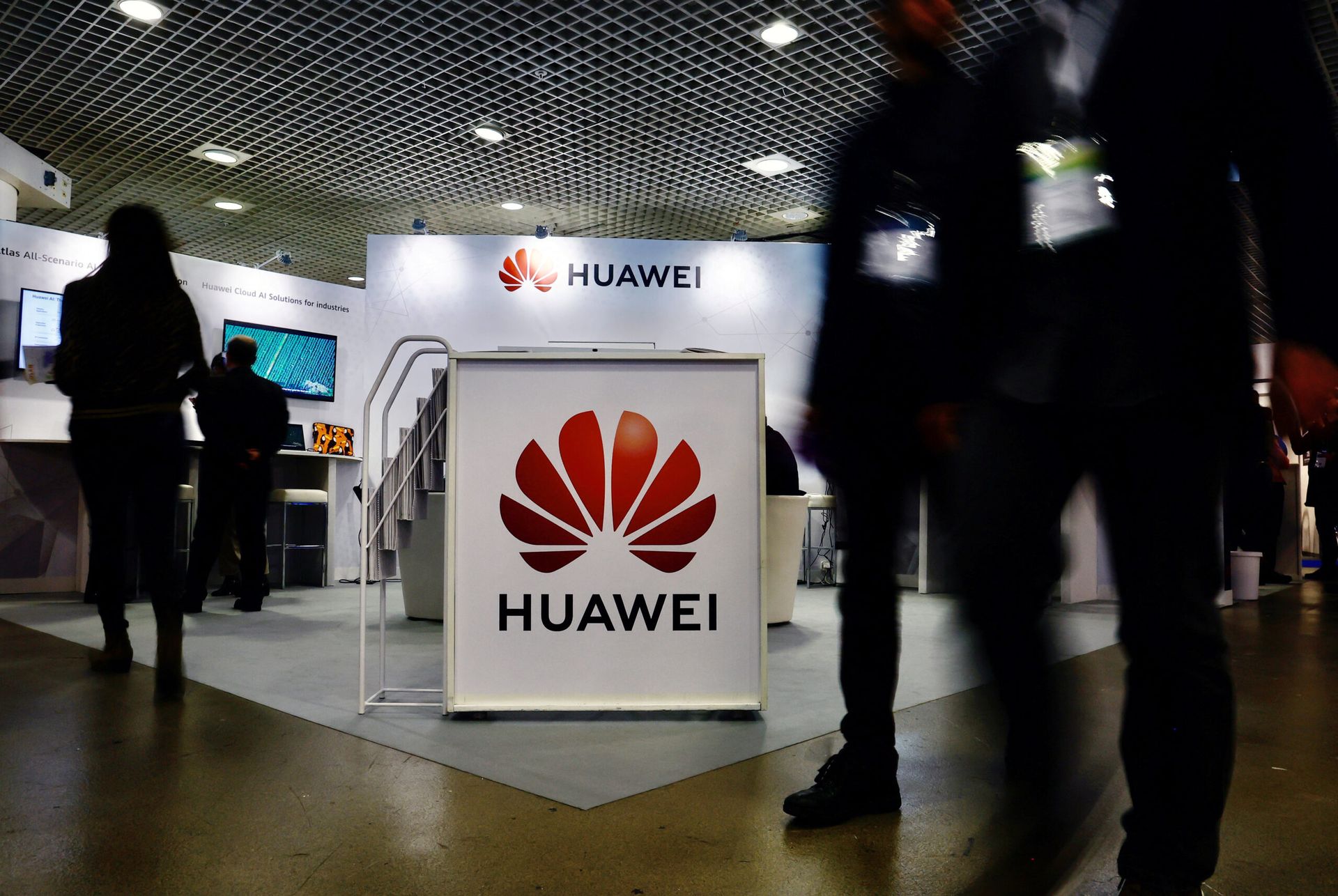 EU considers mandatory ban on using Huawei to build 5G networks