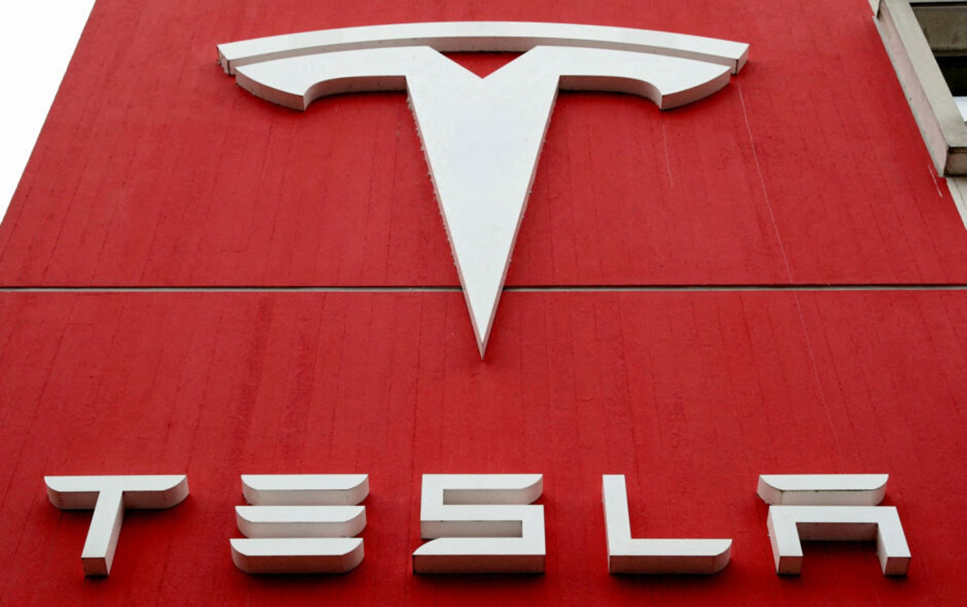 Tesla registers insurance brokerage in China