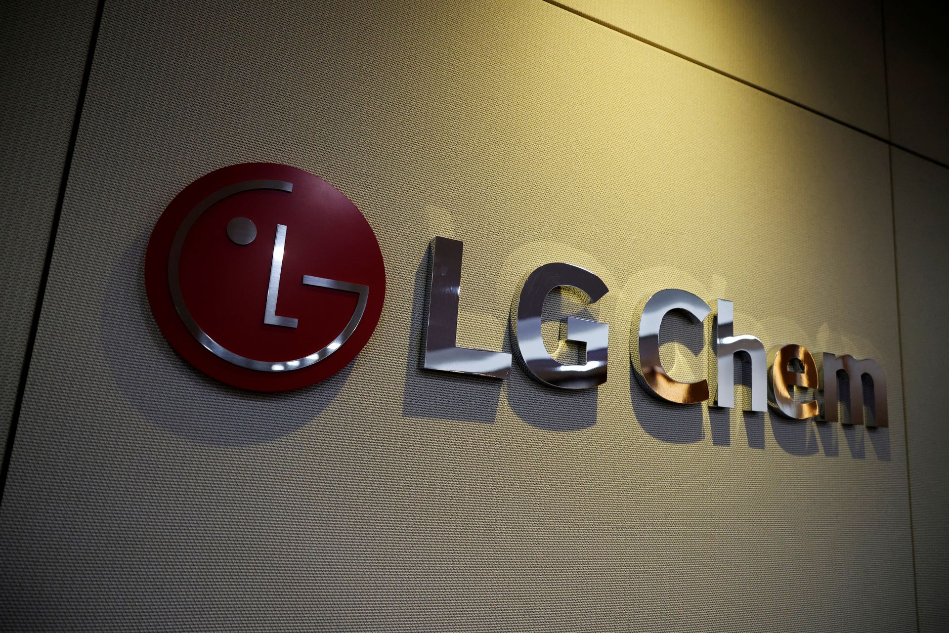 LG Chem to sell its polariser businesses to Chinese firms for $815m