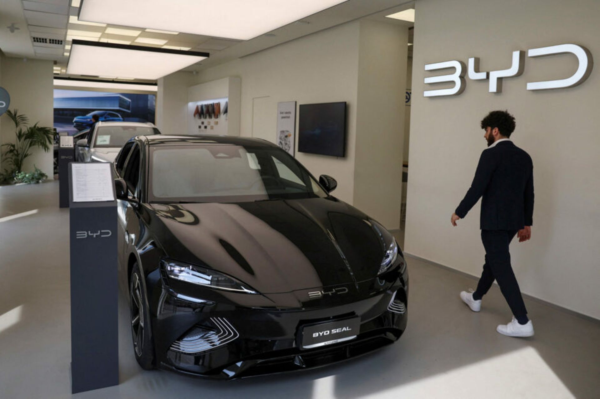 Warren Buffett's Berkshire Hathaway trims stake in China's BYD