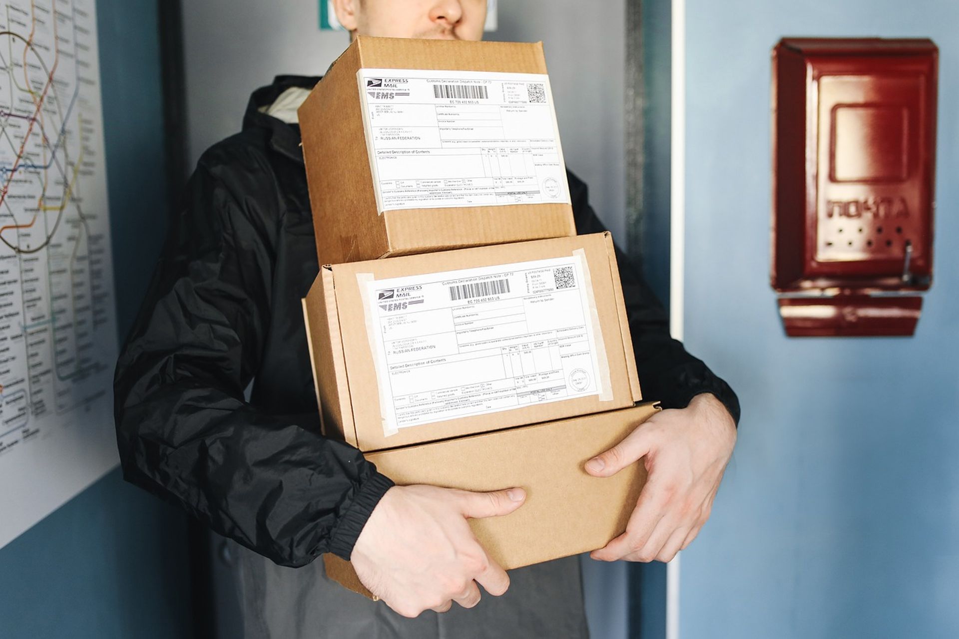Two Chinese firms speed up Hong Kong's express delivery market
