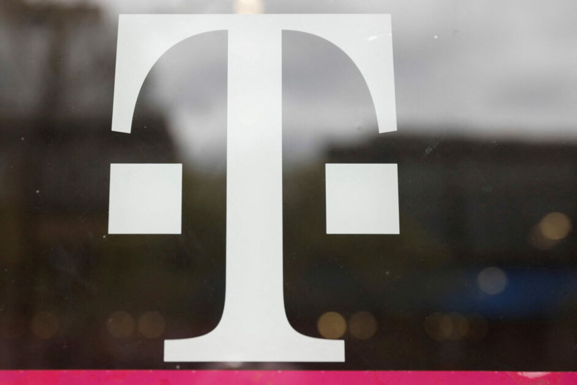 SoftBank looks to raise $4.9b from T-Mobile share sale: report