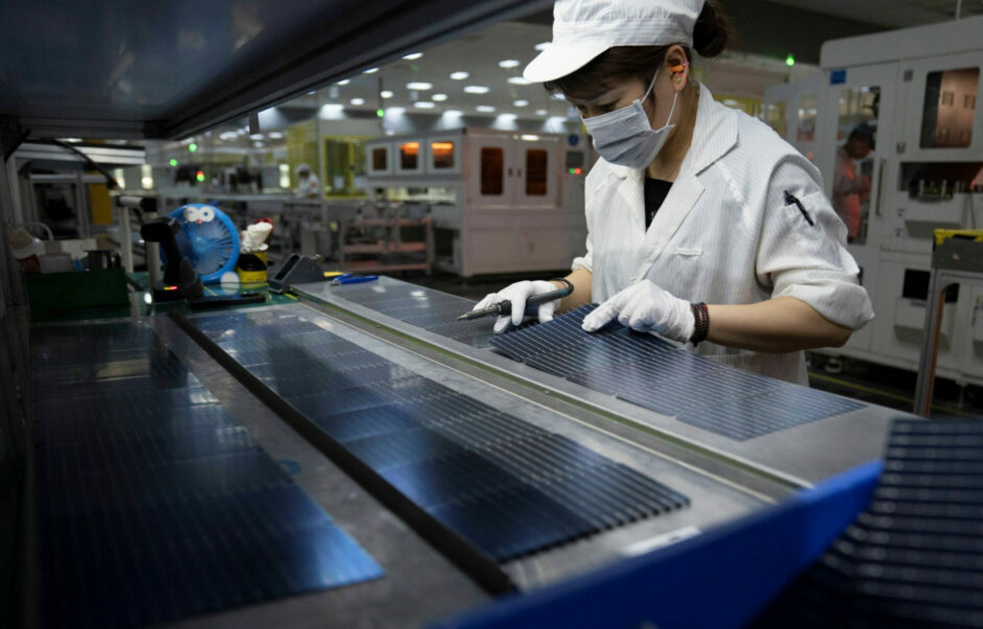 China summons top solar firms over monopoly concerns