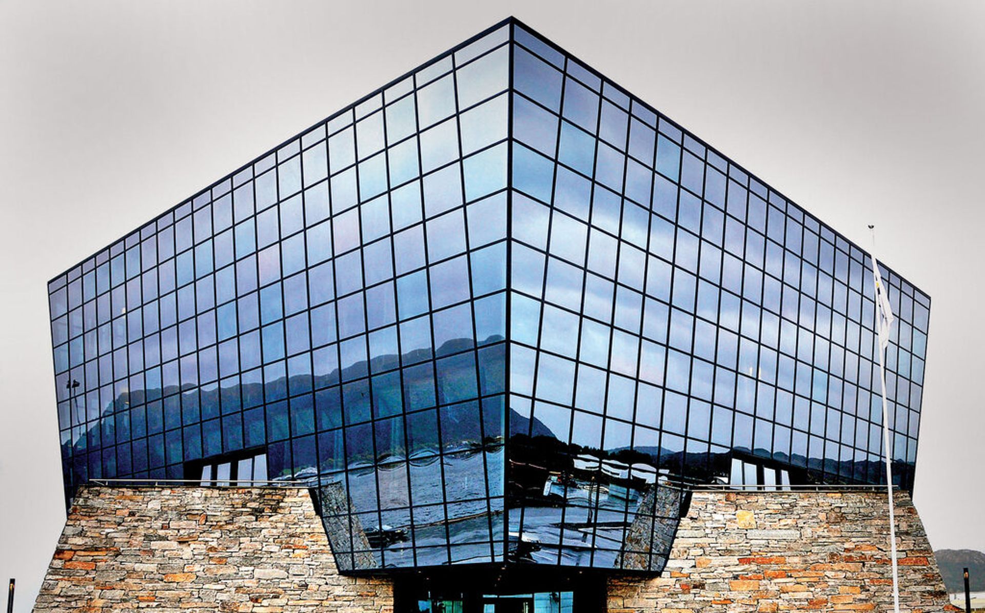 Apollo to buy glass company NSG for $3.7b—its largest Japan deal