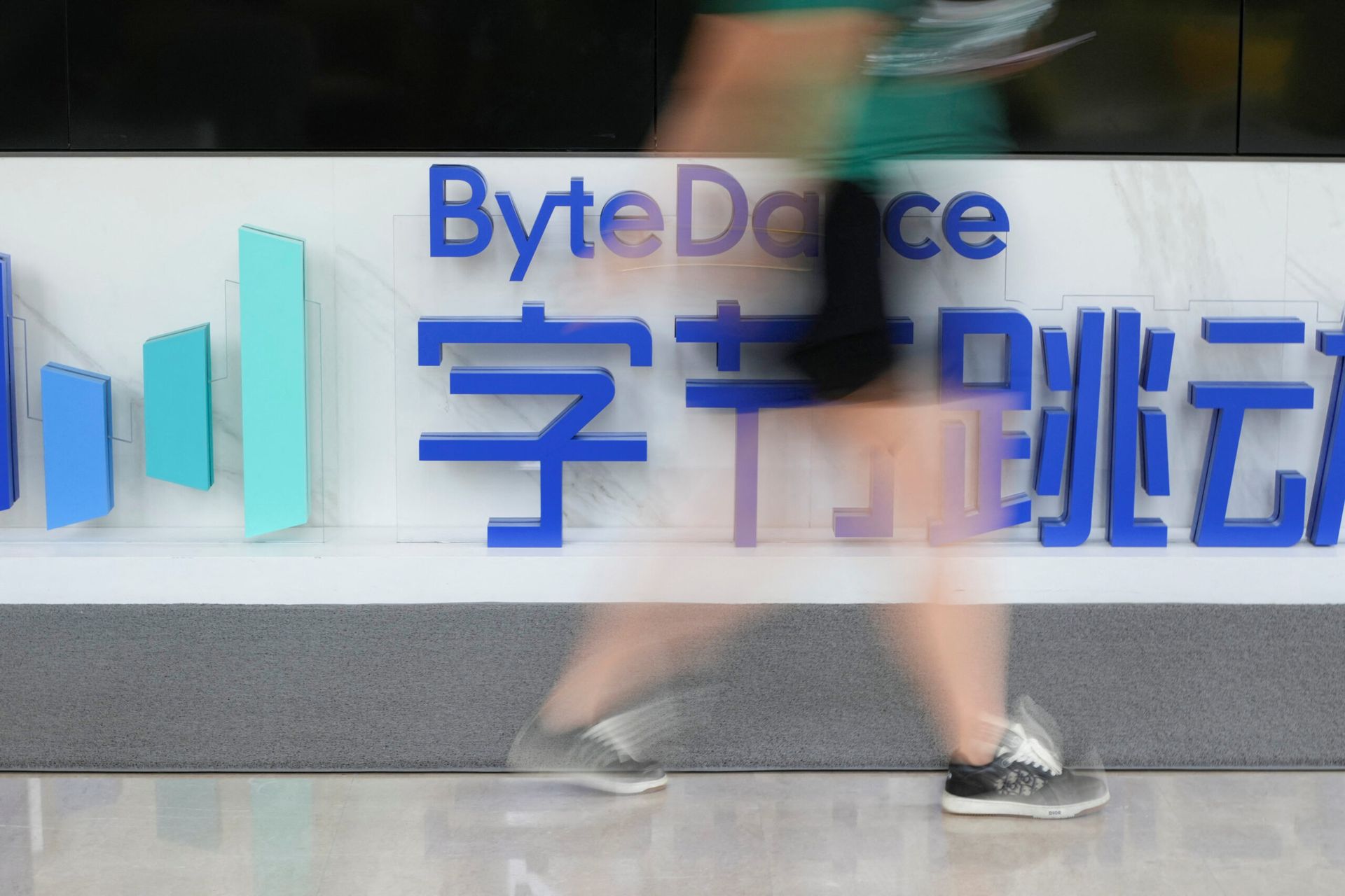 Big Chinese tech firms scramble to secure Huawei AI chips after DeepSeek V4 launch