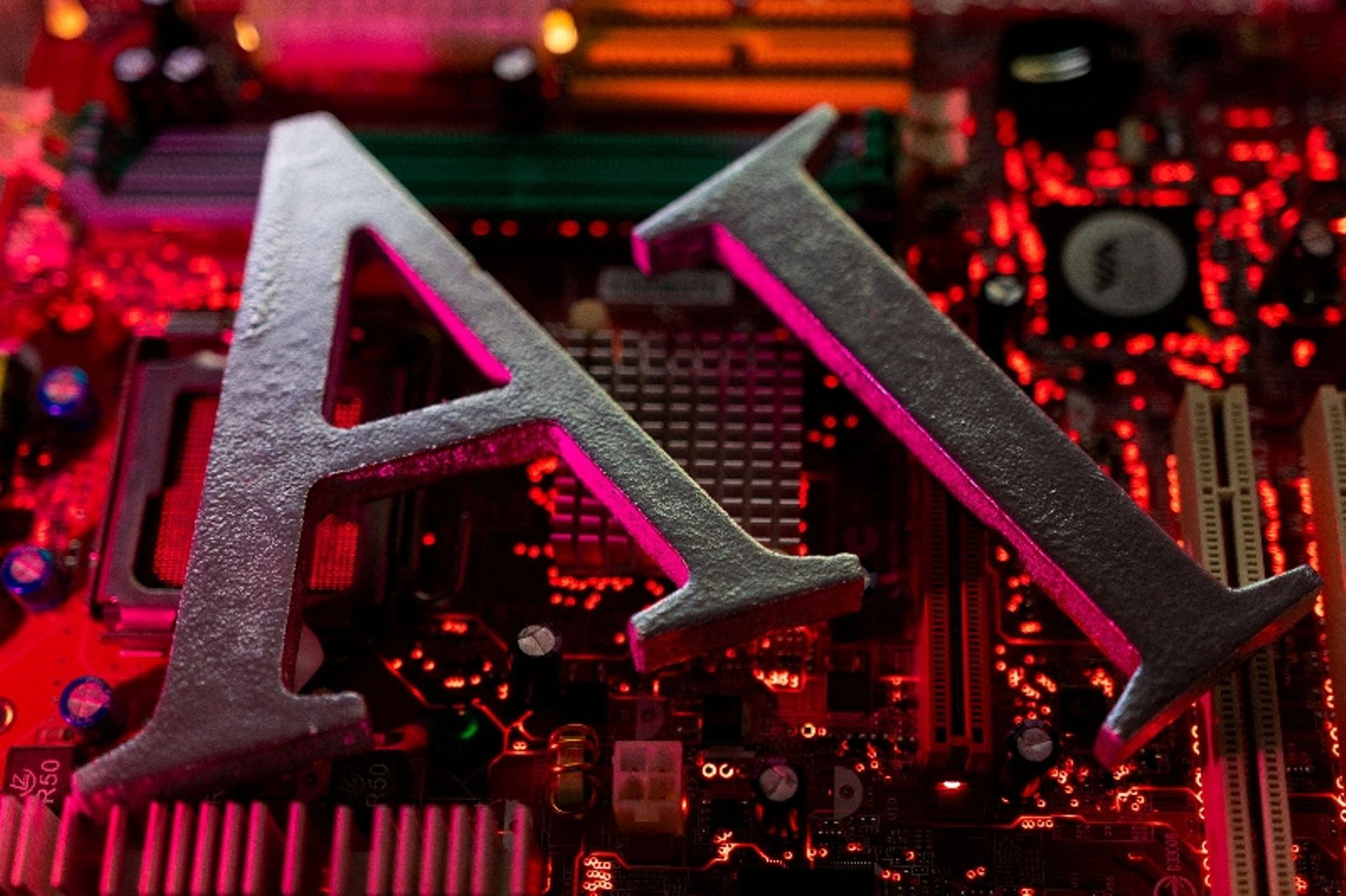 Institutional investors flocked to establish new stakes in semiconductor firms in Q1