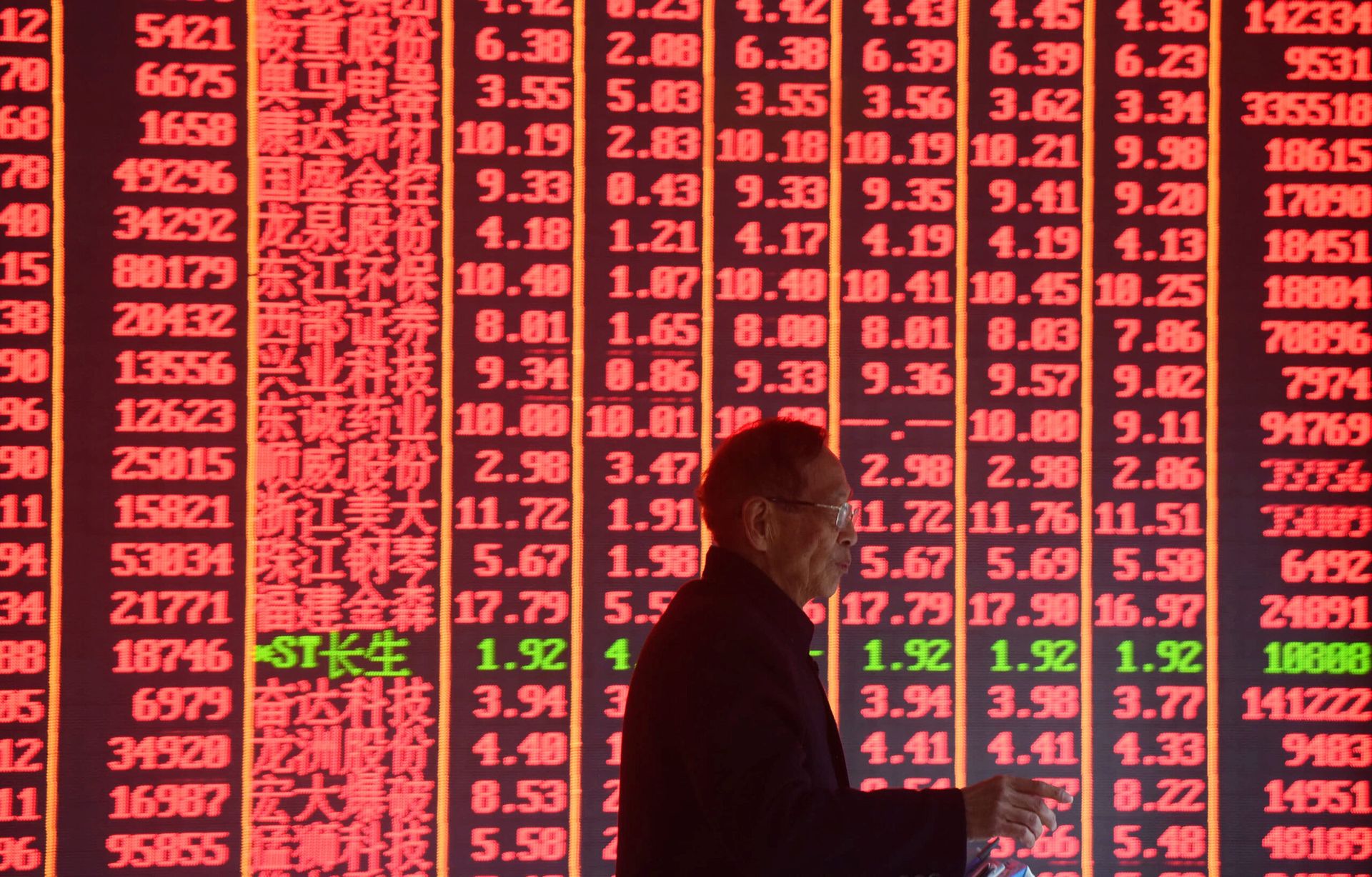 Chinese brokerages curb cross-border swaps for domestic funds: report