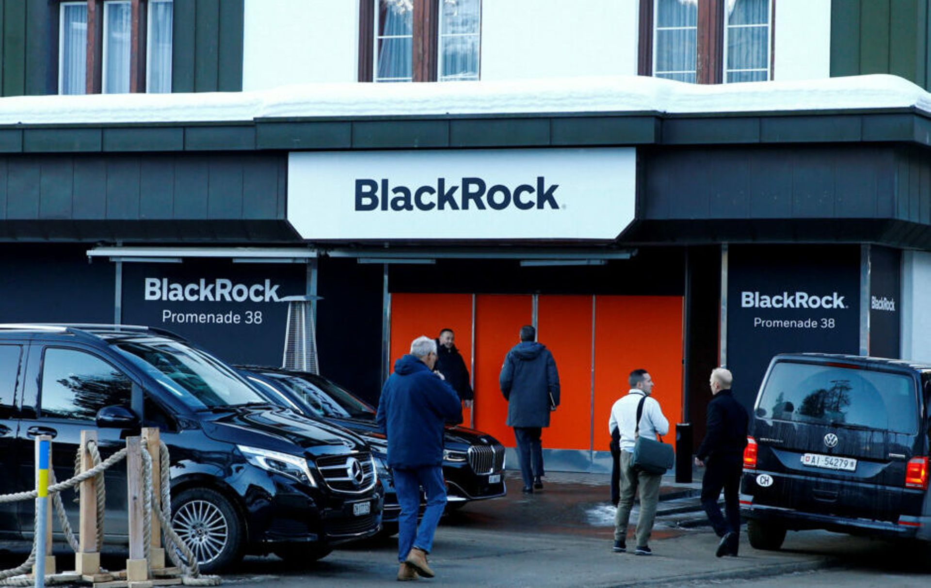 Standard Chartered, BlackRock launch multi-asset fund for APAC