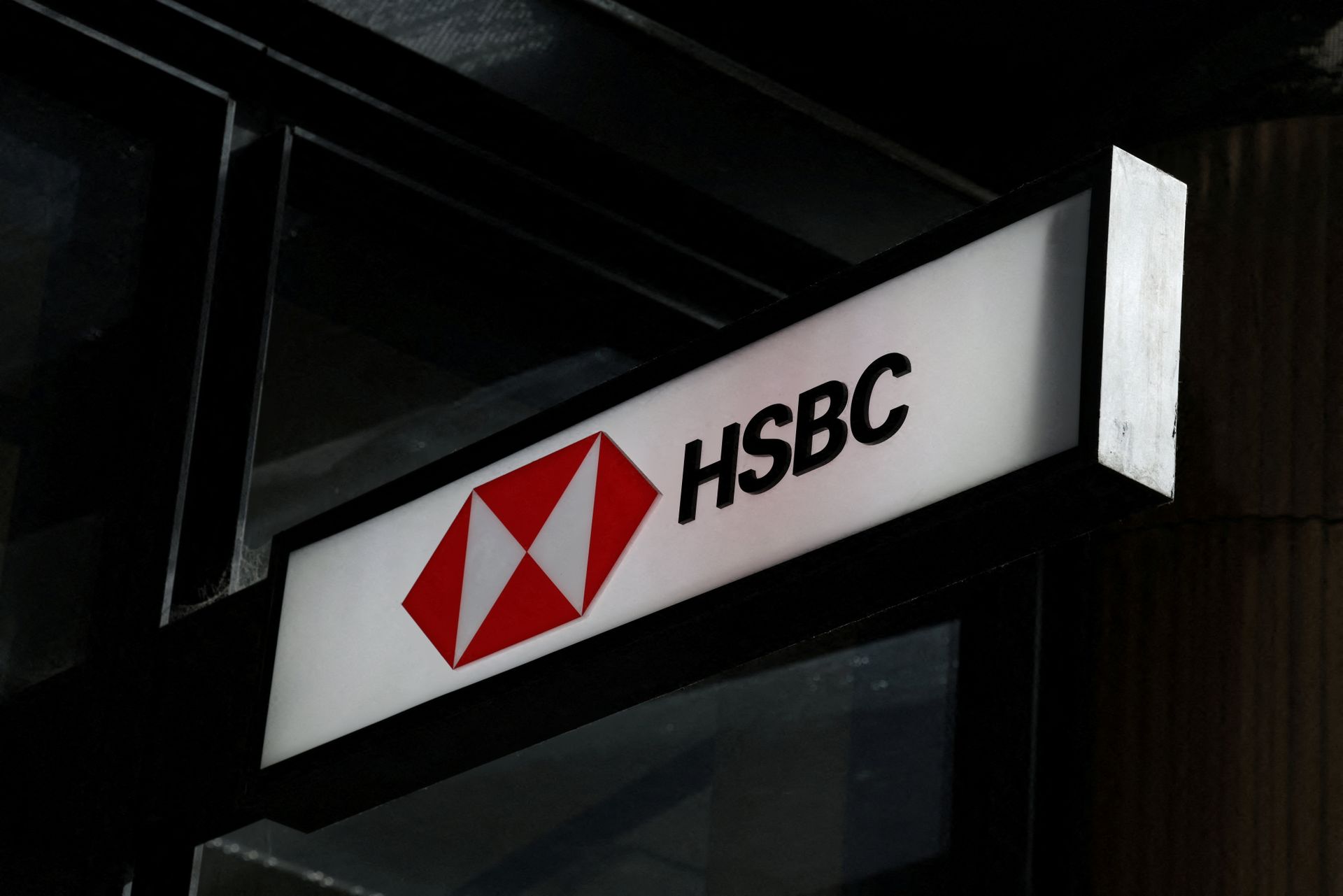 HSBC beats H1 profit estimates, resumes $1b buyback