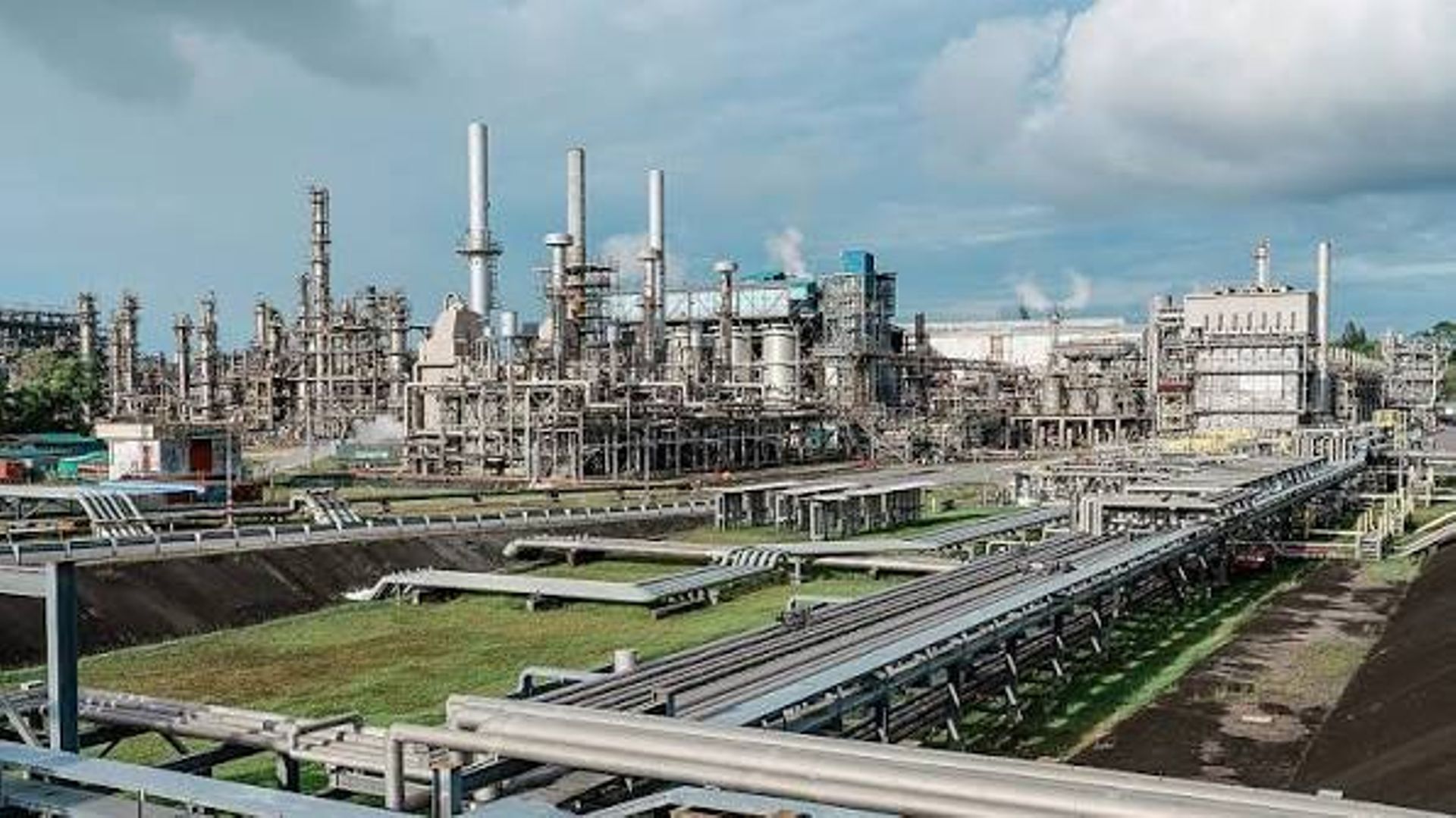 Shell weighs potential $1b sale of Malaysian facility