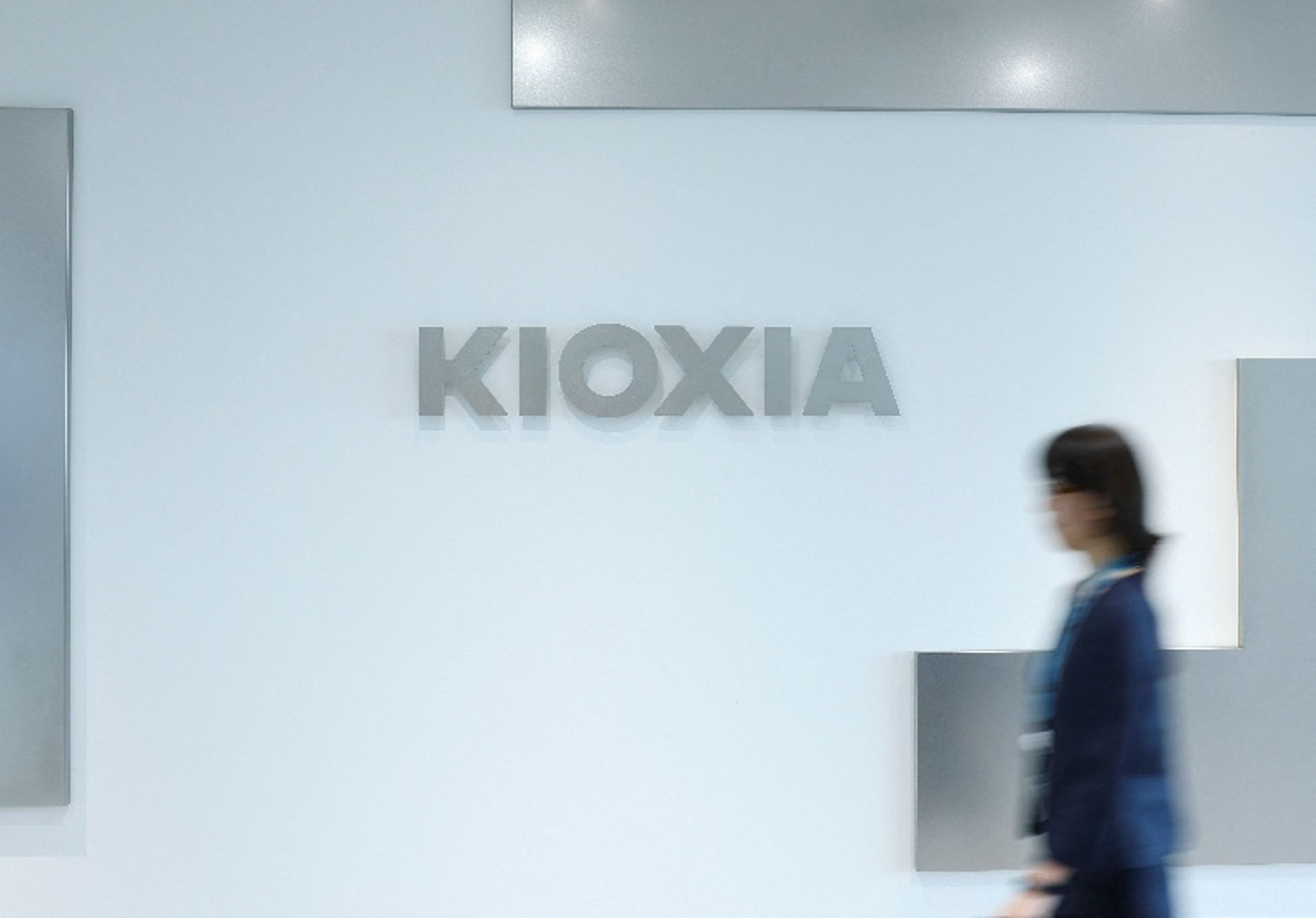 Japanese chipmaker Kioxia weighs $10b US listing: report
